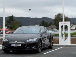 auto Tesla Model S u dobíjecí stanice Supercharger v Norsku