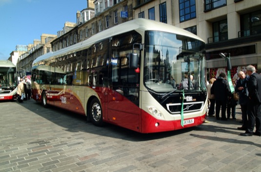 auto Volvo 7900 Hybrid ve skotském Edinburghu