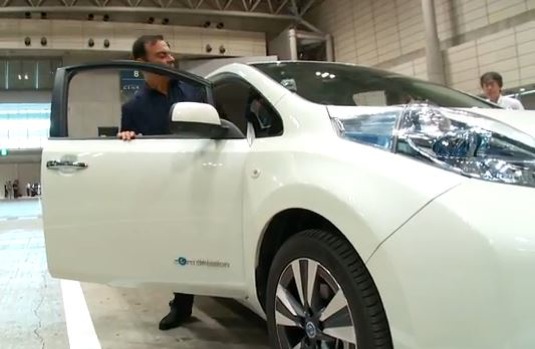 auto Carlos Ghosn robotické auto elektromobil Nissan Leaf