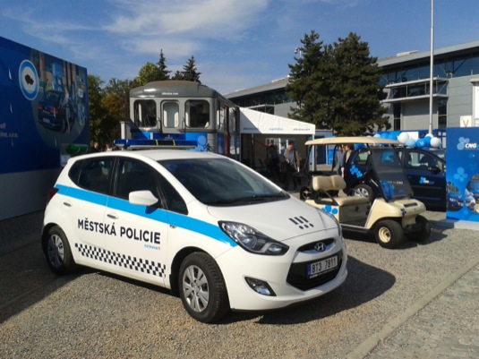 auto CNG auto městské policie Ostrava, v pozadí CNG golfový vozík