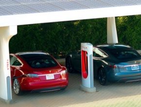 auto dobíjení elektromobilů Tesla Model S u dobíjecí stanice Supercharger