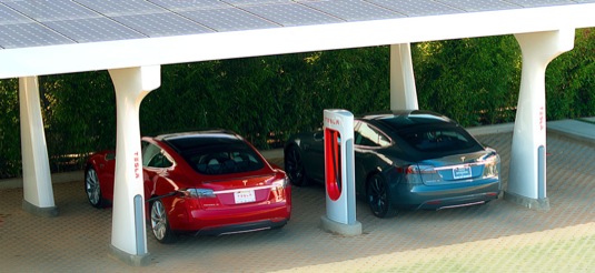auto dobíjení elektromobilů Tesla Model S u dobíjecí stanice Supercharger