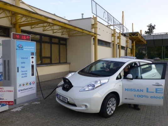 auto elektromobil Nissan Leaf u rychlonabíjecí elektrické stanice