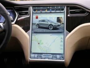 auto elektromobil Tesla Model S interiér ovládací panel displej