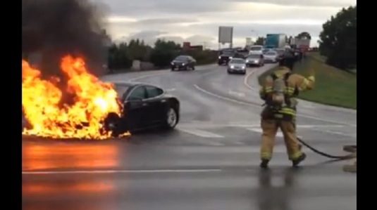 auto elektromobil Tesla Model S v ohni