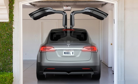 auto elektromobil Tesla Model X zaparkovaný v garáži