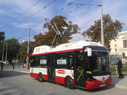 Průběžně dobíjený elektrobus Siemens/Rampini na testech v Brně