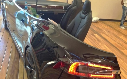 auto Tesla Model S elektromobil Draper University Hero City recepce via Steve Juvertson