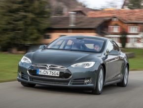 auto Tesla Model S elektromobil elektrické auto v Evropě