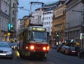 auto tramvaj Praha Modřany