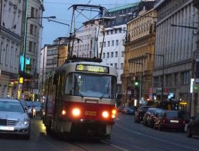 auto tramvaj Praha Modřany