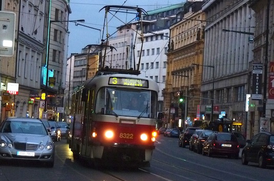 auto tramvaj Praha Modřany