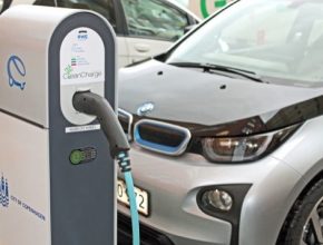 auto BMW i3 elektromobil u dobíjecí stanice eRoaming Kodaň