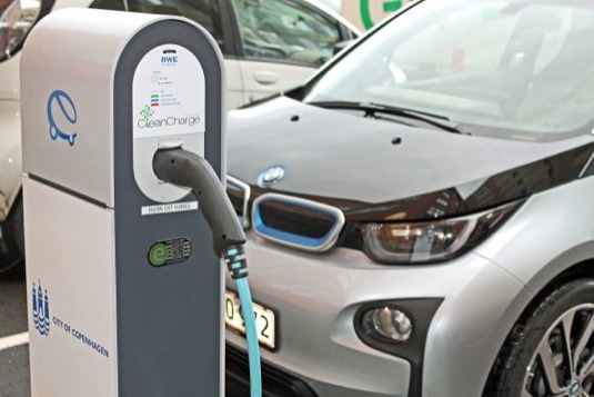 auto BMW i3 elektromobil u dobíjecí stanice eRoaming Kodaň