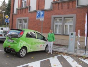 auto dobíjecí stanice Hradec Králové u Hučáku Východní Čechy Česká republika ČEZ