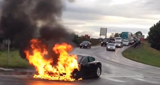 auto požár elektromobilu Tesla Model S