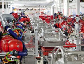 auto roboti vyrábějí elektromobily Tesla Model S v továrně ve Fremontu Kalifornie USA
