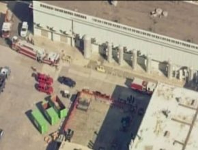 auto zásahová vozidla hasičů a záchranky u továrny Tesla Motors ve Fremontu