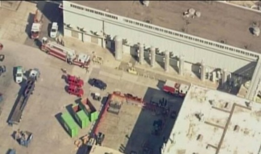 auto zásahová vozidla hasičů a záchranky u továrny Tesla Motors ve Fremontu