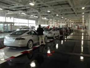 auto elektromobil Tesla Model S v továrně Tesla ve Fremontu