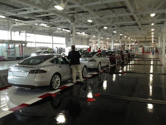 auto elektromobil Tesla Model S v továrně Tesla ve Fremontu