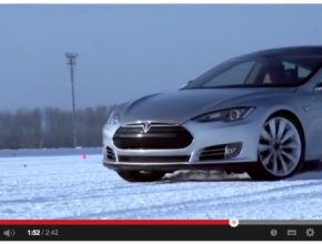 auto Tesla Model S zima