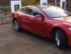 auto Tesla Model S elektromobil u dobíjecí stanice Supercharger