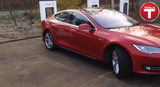 auto Tesla Model S elektromobil u dobíjecí stanice Supercharger