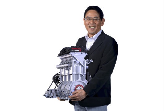auto Nissan tříválcový motor pro ZEOD RC