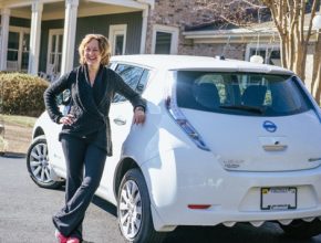 auto Amy Eichenberger šťastná majitelka 99 999 elektromobilu Nissan Leaf