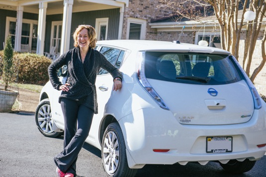 auto Amy Eichenberger šťastná majitelka 99 999 elektromobilu Nissan Leaf