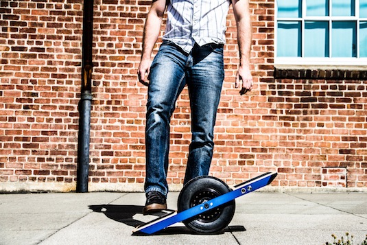 auto Onewheel elektrický skateboard s jedním kolem