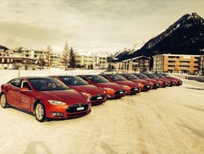 Flotila elektromobilů Tesla Model S na Světovém ekonomickém fóru 2014 ve švýcarském Davosu