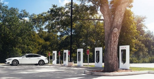 auto Tesla Supercharger dobíjecí stanice pro elektromobily