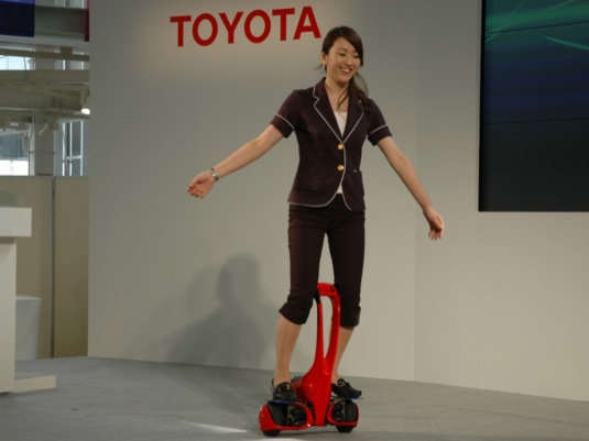auto Toyota Winglet jezdítko konkurence pro Segway
