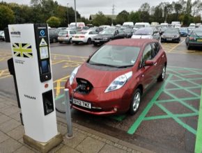 auto elektromobil Nissan Leaf u rychlodobíjecí stanice Ecotricity v Británii