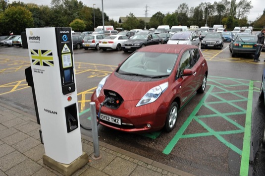 auto elektromobil Nissan Leaf u rychlodobíjecí stanice Ecotricity v Británii
