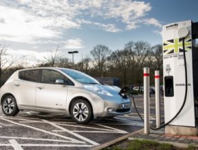 auto elektromobil Nissan Leaf u rychlodobíjecí stanice CHAdeMO Ecotricity Británie