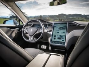 auto interiér elektromobilu Tesla Model S fotka