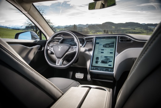 auto interiér elektromobilu Tesla Model S fotka