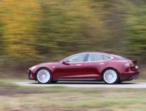 auto elektromobil Tesla Model S v Německu