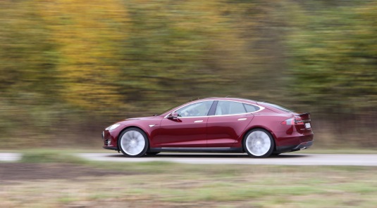auto elektromobil Tesla Model S v Německu