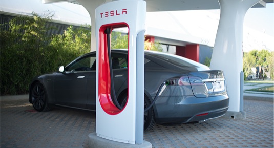 auto rychlodobíjecí stanice elektromobilů Supercharger elektrické auto Tesla Model S