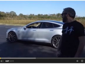 auto Tesla Model S elektromobil burnout
