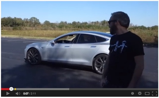 auto Tesla Model S elektromobil burnout