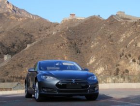 auto Tesla Model S elektromobil v Číně u Velké čínské zdi