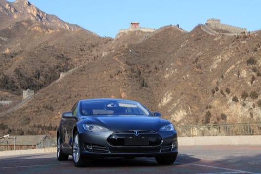 auto Tesla Model S elektromobil v Číně u Velké čínské zdi
