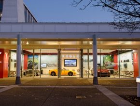 auto Tesla Motors servisní centrum