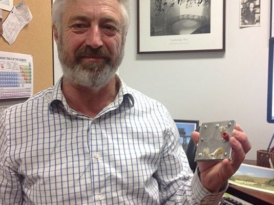 Protonová průtoková baterie