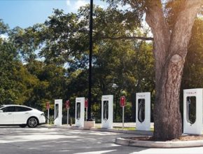 auto elektromobil Tesla Model S u rychlodobíjecí stanice Supercharger